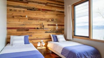 2 habitaciones, cuna de viaje y ropa de cama