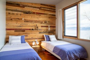 2 slaapkamers, reisbedje, beddengoed