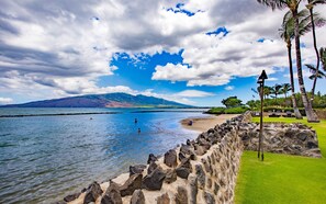 En la playa, camastros y toallas de playa 