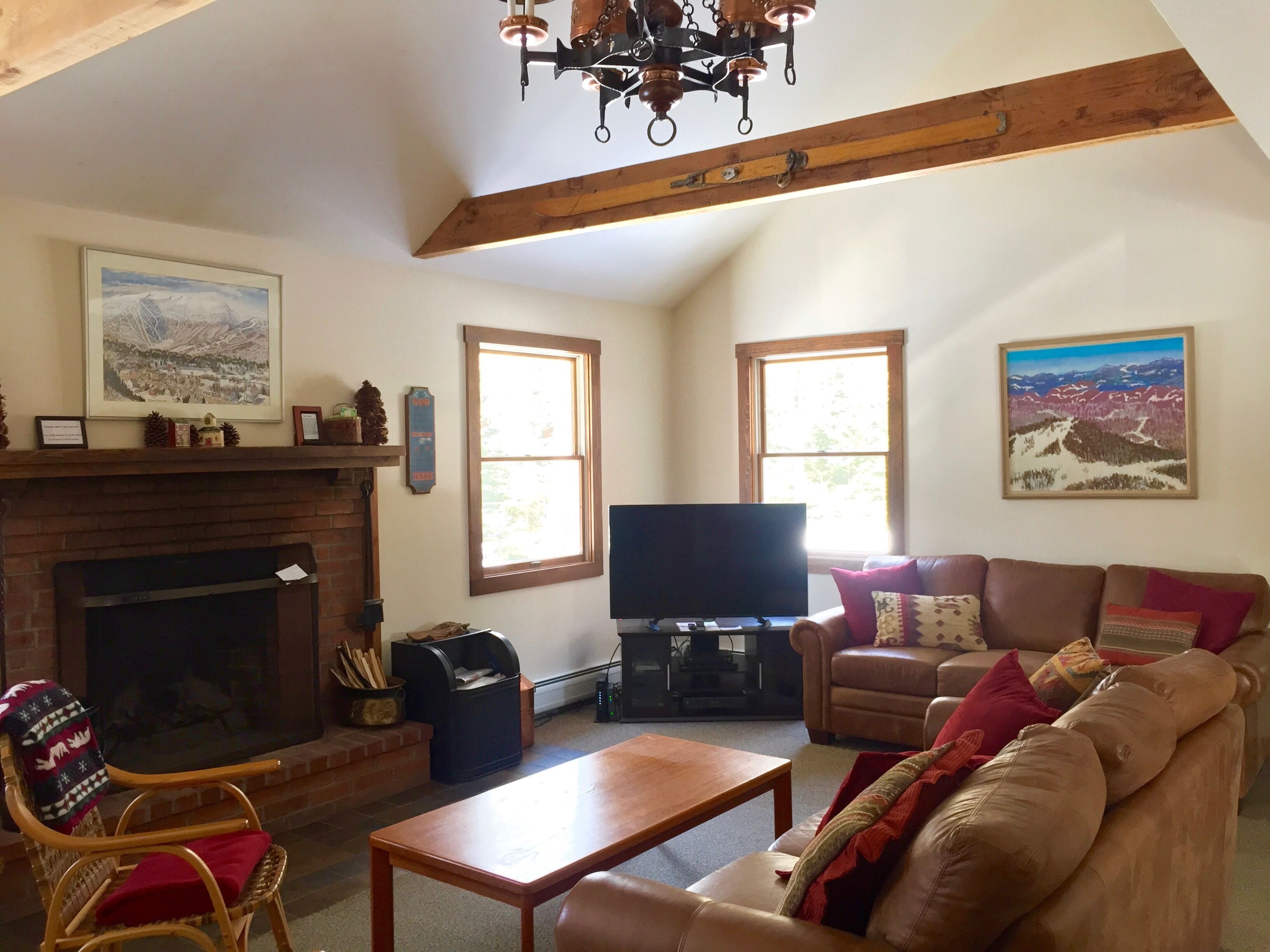   Private Location, Fireplace, WiFi,  AC, Minutes to Stowe Village