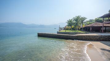 Na praia, espreguiçadeiras, toalhas de praia