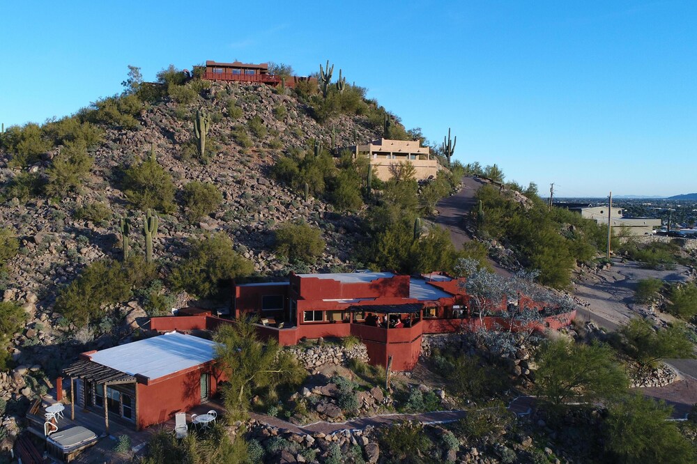 BEAUTIFUL VIEW, UNIQUE, PRIVATE MOUNTAIN, GREAT LOCATION (2 Bedroom)