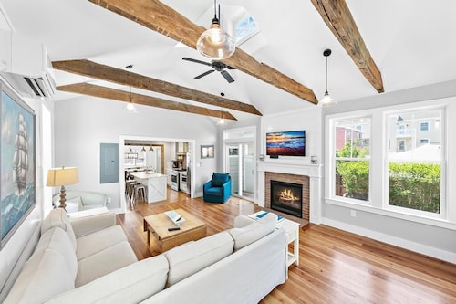 Oceanside 6 Bedroom and 4 Bath Home with pool! Sept. 14/15 weekend available!