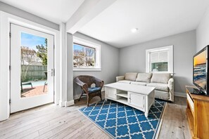 Smart-TV, Kamin, DVD-Player, Bücher