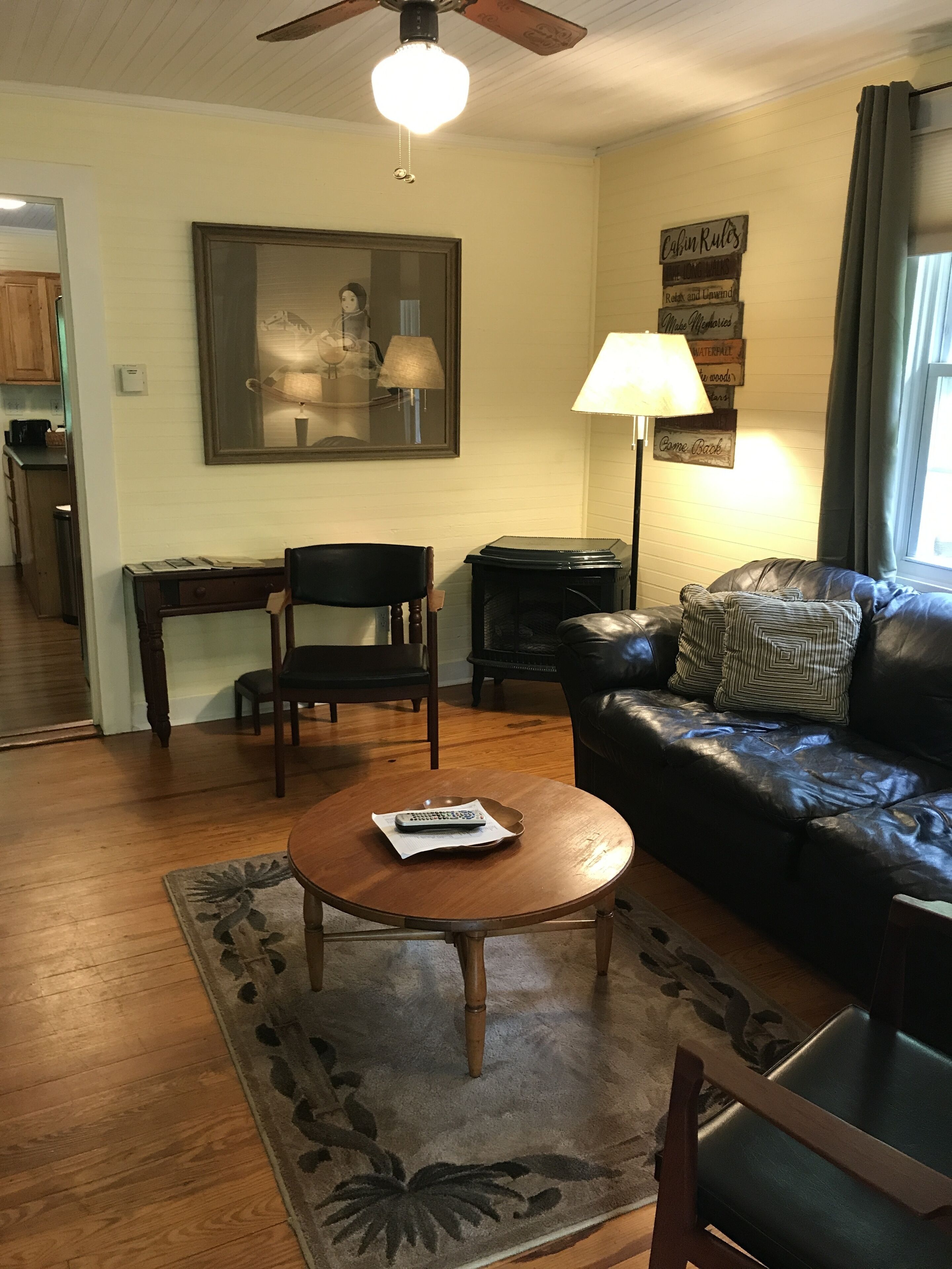 Brett's Falling Waters Cabin-Waterfall, A/C, Hot Tub, WIFI, Pets, 4 Guests