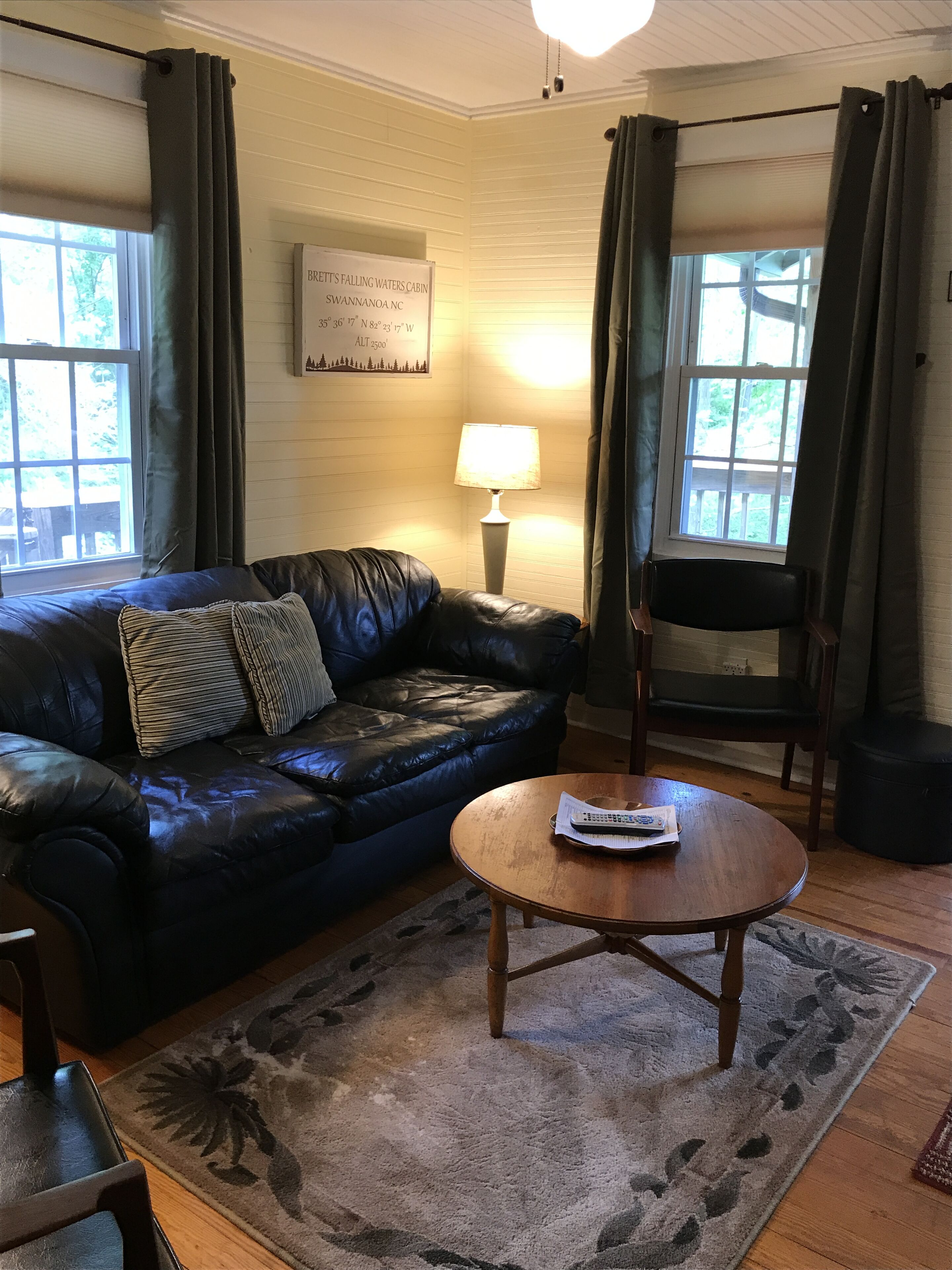 Brett's Falling Waters Cabin-Waterfall, A/C, Hot Tub, WIFI, Pets, 4 Guests