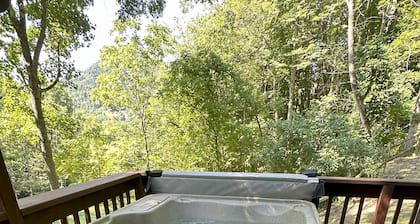 Hot Tub A/C Smart TV WIFI Pet Friendly - Brett's Falling Waters Cabin