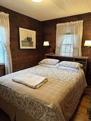 2 bedrooms, iron/ironing board, travel crib, free WiFi - Hot Tub A/C Smart TV WIFI Pet Friendly - Brett's Falling Waters Cabin (Swannanoa)