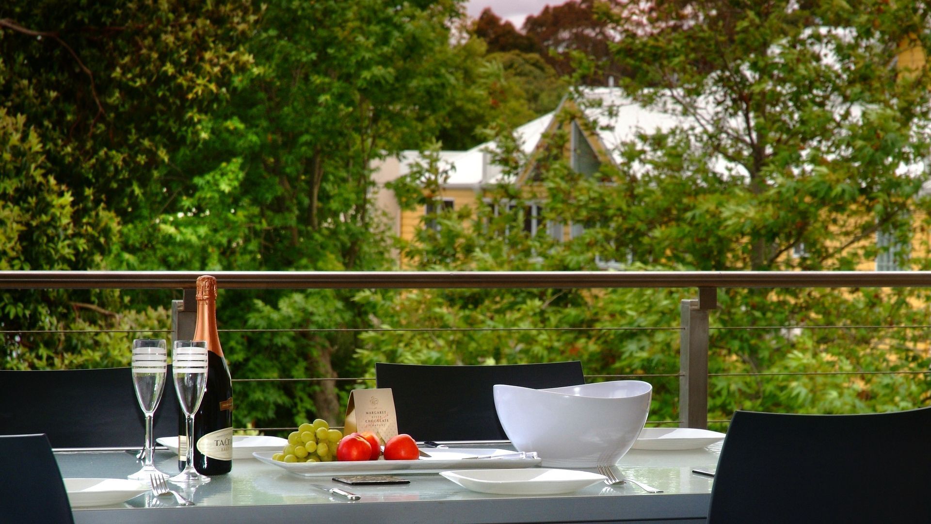 Uptown Apartment - Stylish Apartment in Town — image 12