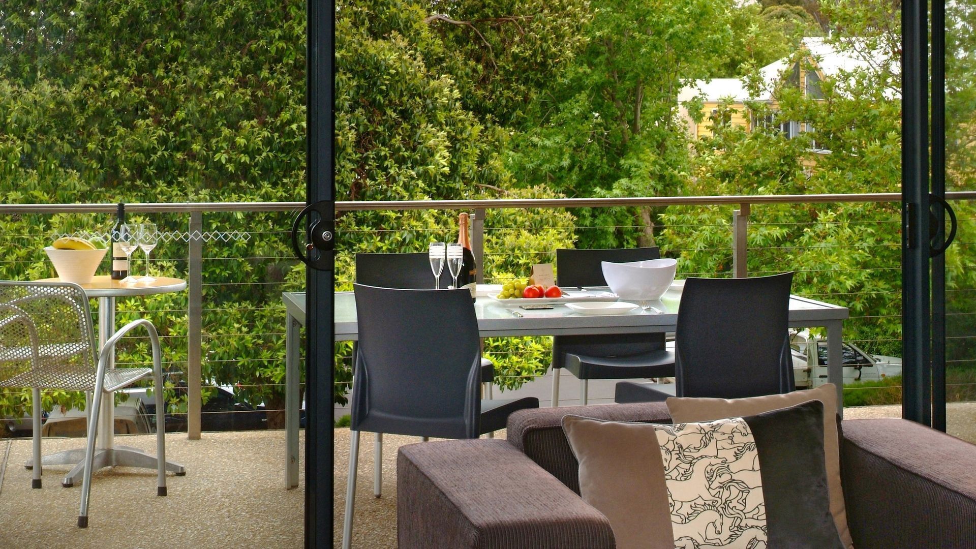 Uptown Apartment - Stylish Apartment in Town — image 11