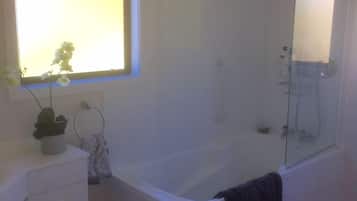Ensemble douche/baignoire, sĂšche-cheveux, savon, papier toilette