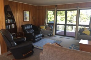 Smart TV - Teaghlach: Tapeka / Russell Holiday Home (Tapeka Point (Russell))