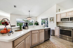 Frigorifero, microonde, forno, piano cottura