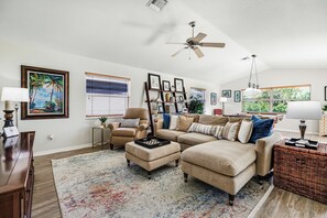 TV, books, video library - Pet Friendly, Close to Sanibel, Ft Myers Beach. Community Heated Pool (Fort Myers)