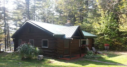 Adirondack Lakeside Log Cabin mit Blick auf die Berge