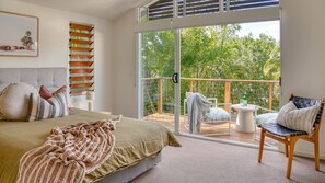 4 bedrooms, iron/ironing board, internet, bed sheets