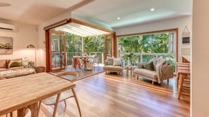 TV, Netflix, DVD player, books - Coast Along - Short Stroll to Beach & Cafe (Sunrise Beach)