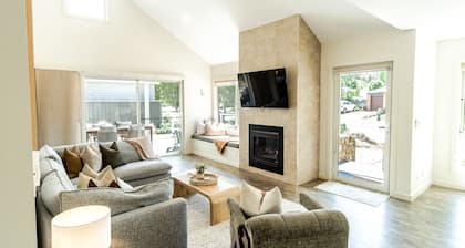 AMBER MIST VILLA - TWO: Bright