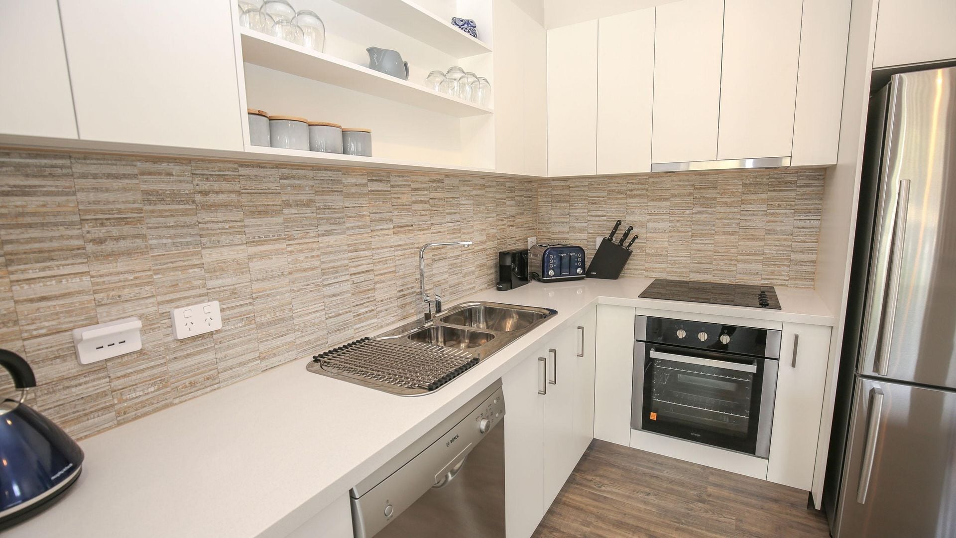 Kühlschrank, Mikrowelle, Ofen, Herdplatte