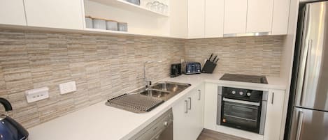 Køleskab, mikrobølgeovn, ovn, kogeplade