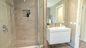 Bathtub, rainfall showerhead, hair dryer, towels - AMBER MIST VILLA - TWO: Bright (Bright)
