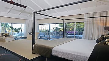 4 bedrooms, in-room safe, desk, iron/ironing board