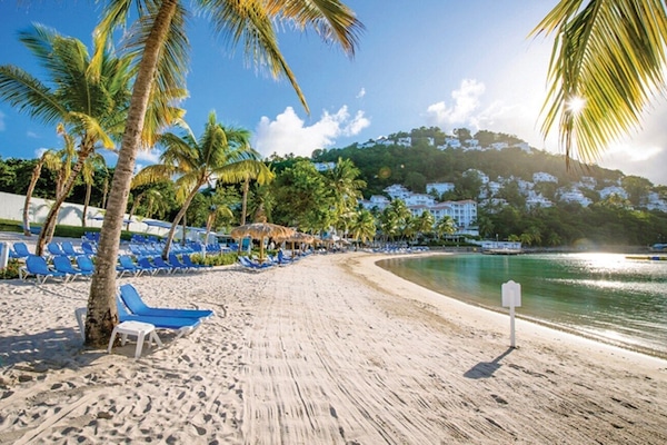 Aan het strand, ligstoelen aan het strand, strandlakens