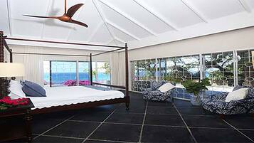 4 makuuhuonetta, tallelokero huoneessa, työpöytä, silitysrauta/-lauta