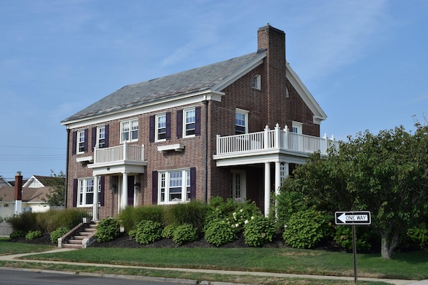 House on corner lot - w ocean views from all front rooms
