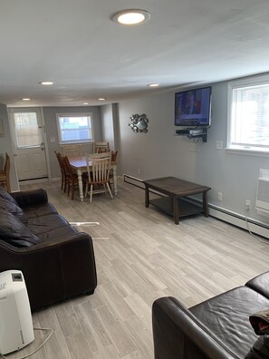 TV - Seaside - 6+Bedroom house w/10 beach badges & off street parking - walk to beach (Seaside Heights)