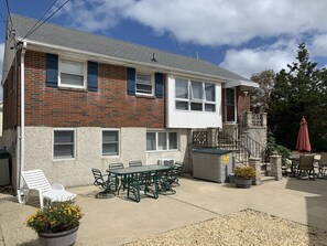 Outdoor dining - Seaside - 6+Bedroom house w/10 beach badges & off street parking - walk to beach (Seaside Heights)