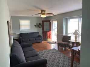 TV - Seaside - 6+Bedroom house w/10 beach badges & off street parking - walk to beach (Seaside Heights)