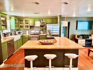 Kjøleskap, mikrobølgeovn, ovn og kokeplater