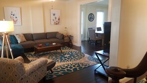 Een smart-tv en boeken