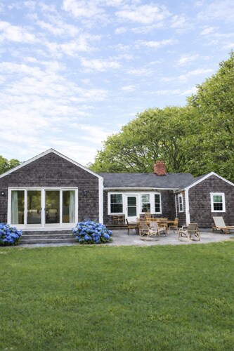 Ferry tix avail, large yard, walk to town&Morning Glory, on path, bike to beach.