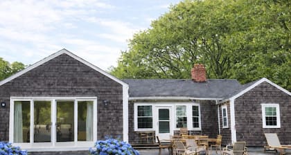 Ferry tix avail, large yard, walk to town&Morning Glory, on path, bike to beach.