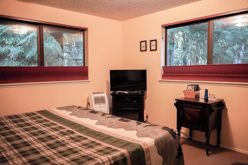 Emerald Room At Forest House (Pre-packed Breakfast Inc., 1mile from Mt Rainier)