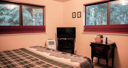 Emerald Room At Forest House (Pre-packed Breakfast Inc., 1mile from Mt Rainier)
