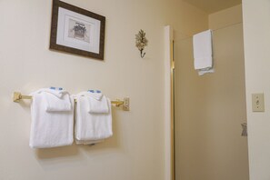 Sèche-cheveux, serviettes fournies, shampoing, papier toilette