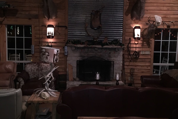 Hunters Cabin great room.