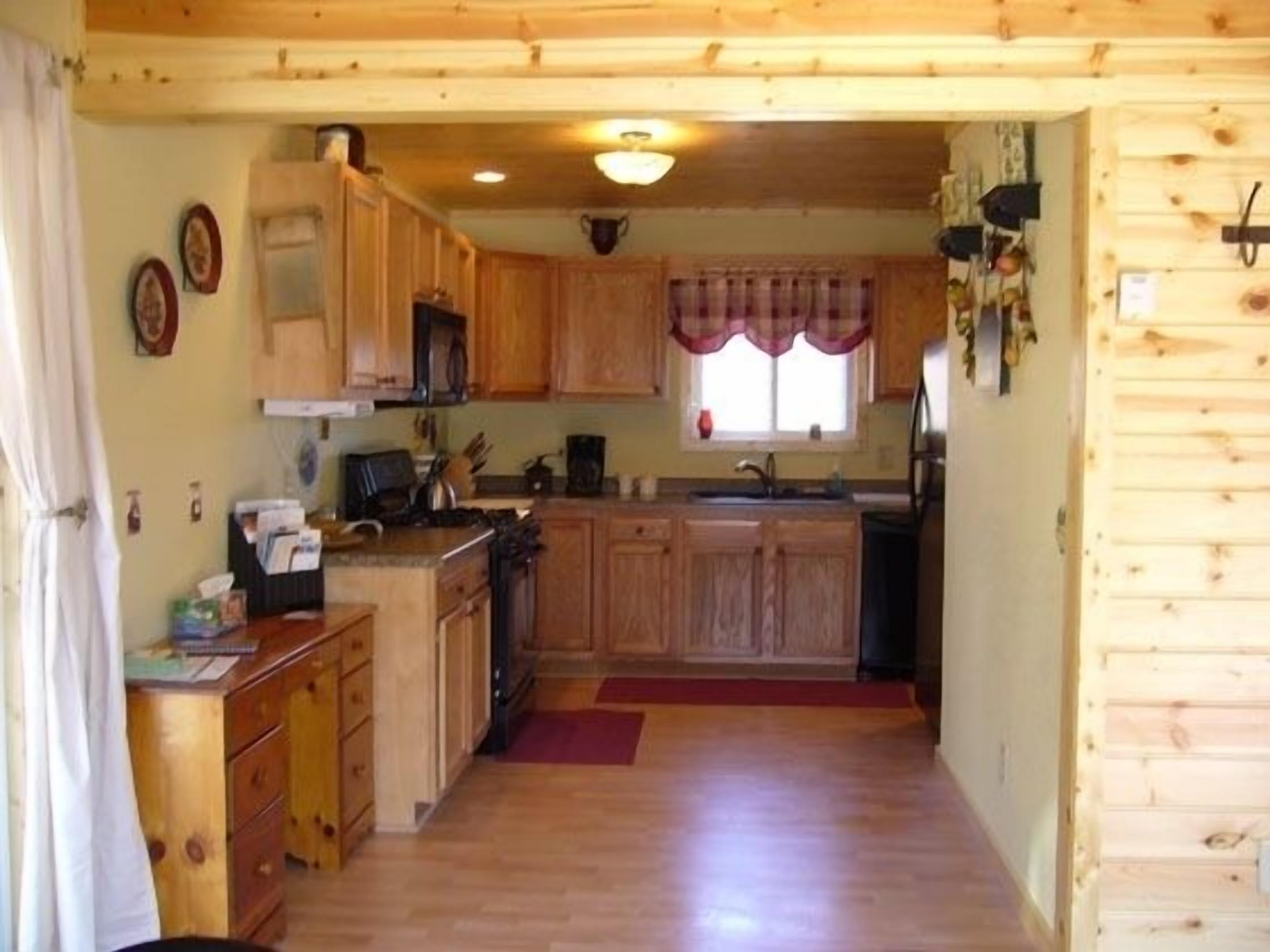 A True Getaway, Peaceful-Relaxing, Hot Tub, 2 story, Fully Furnished