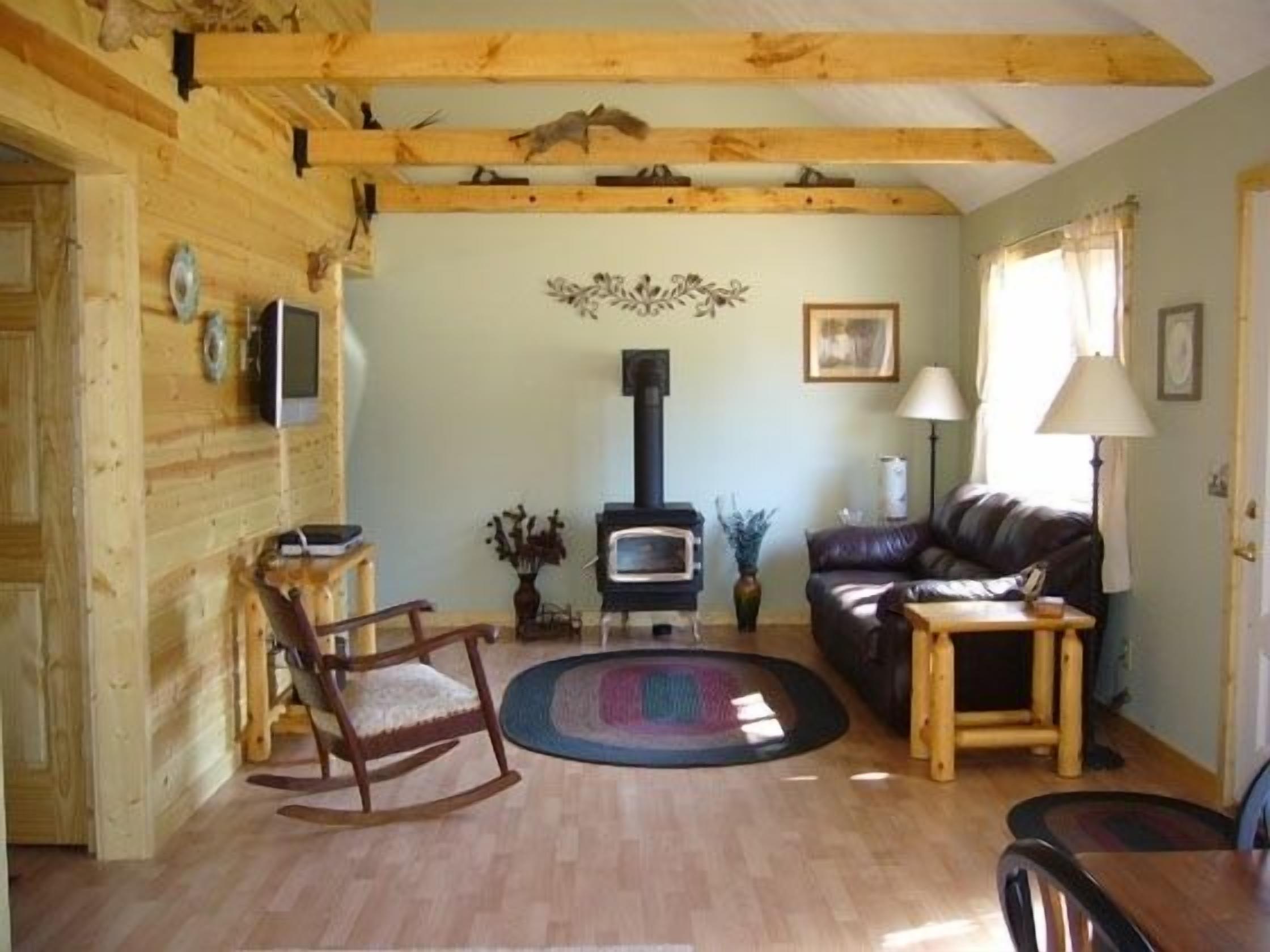 A True Getaway, Peaceful-Relaxing, Hot Tub, 2 story, Fully Furnished