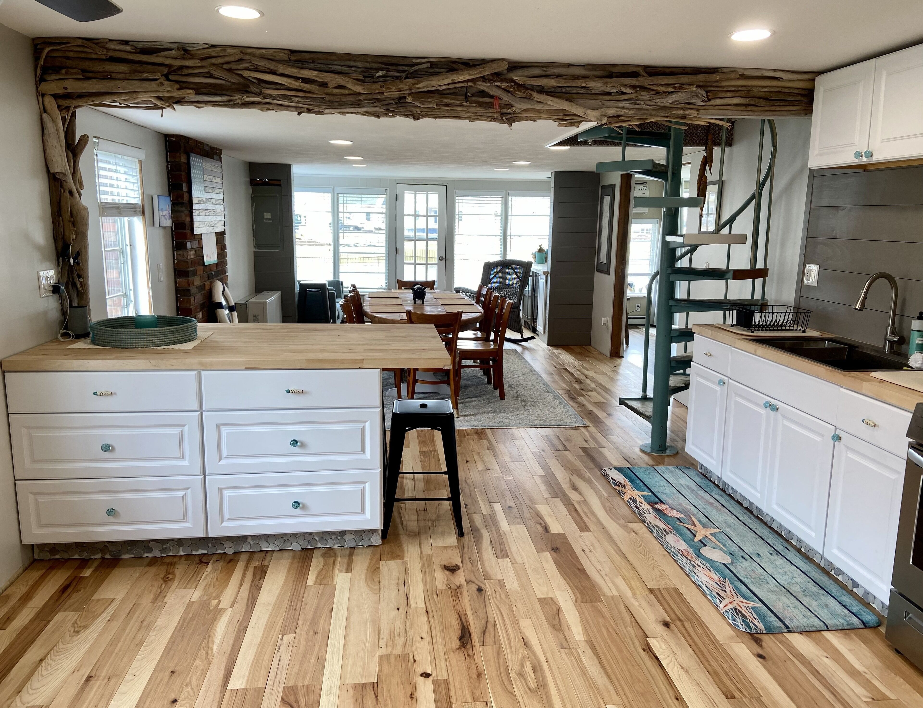 Canal Front, Walking Distance to Beach Attractions, Dock slip, Snowmobiling