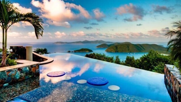 Una piscina infinita con vistas al océano y a las islas.