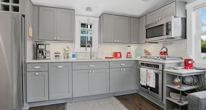 Charming Freestanding West End Cottage