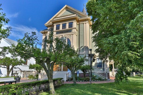 Charming Freestanding West End Cottage