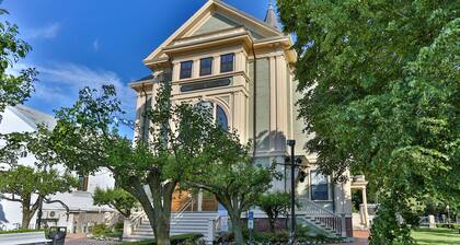 Charming Freestanding West End Cottage