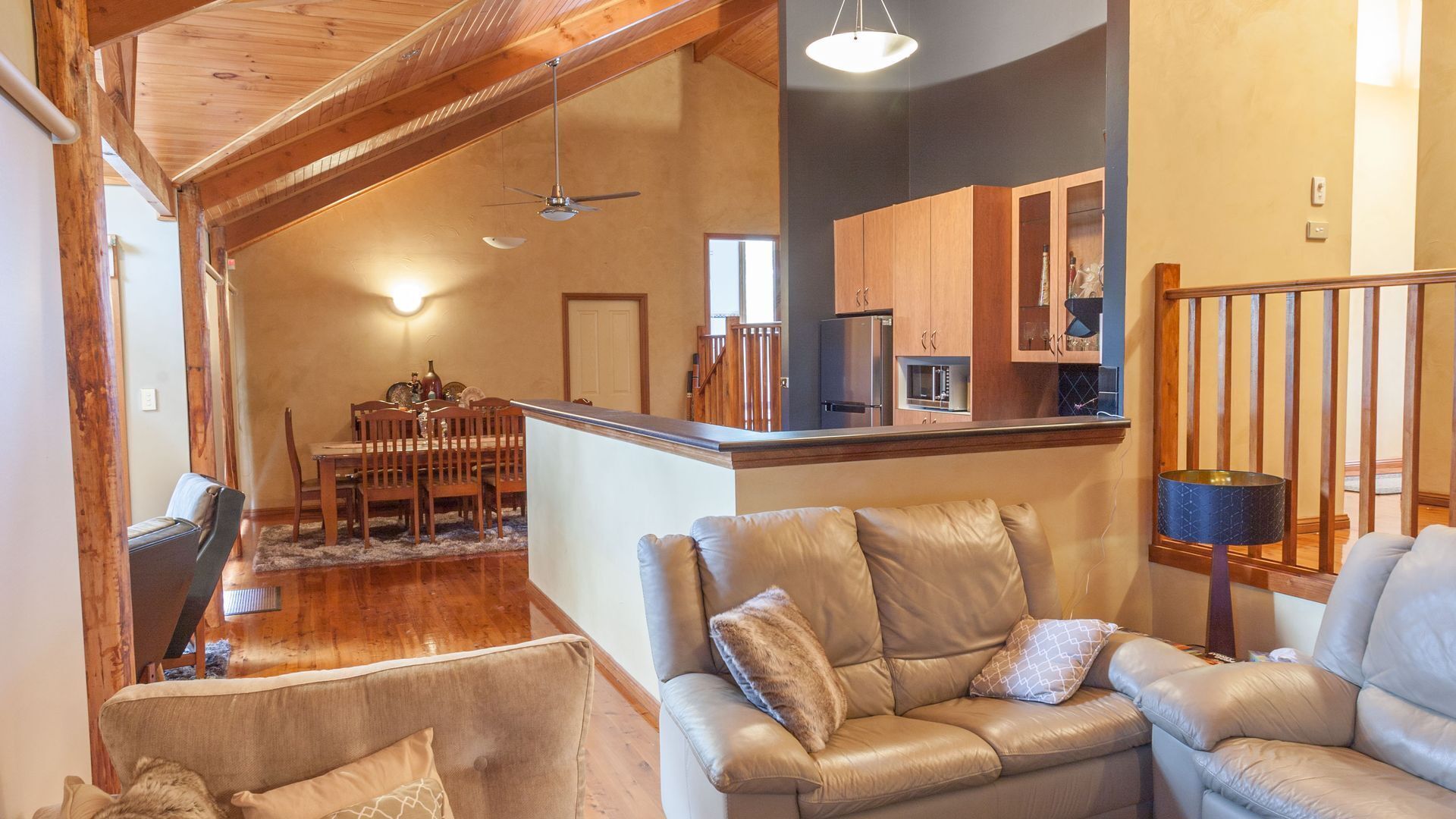 Bullaburra-treescape backs Blue Mountains Nat Park