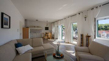 Télévision, lecteur de DVD, livres, médiathÚque