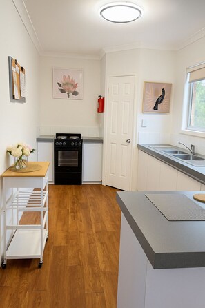 Réfrigérateur, four à micro-ondes, un four, surface de cuisson